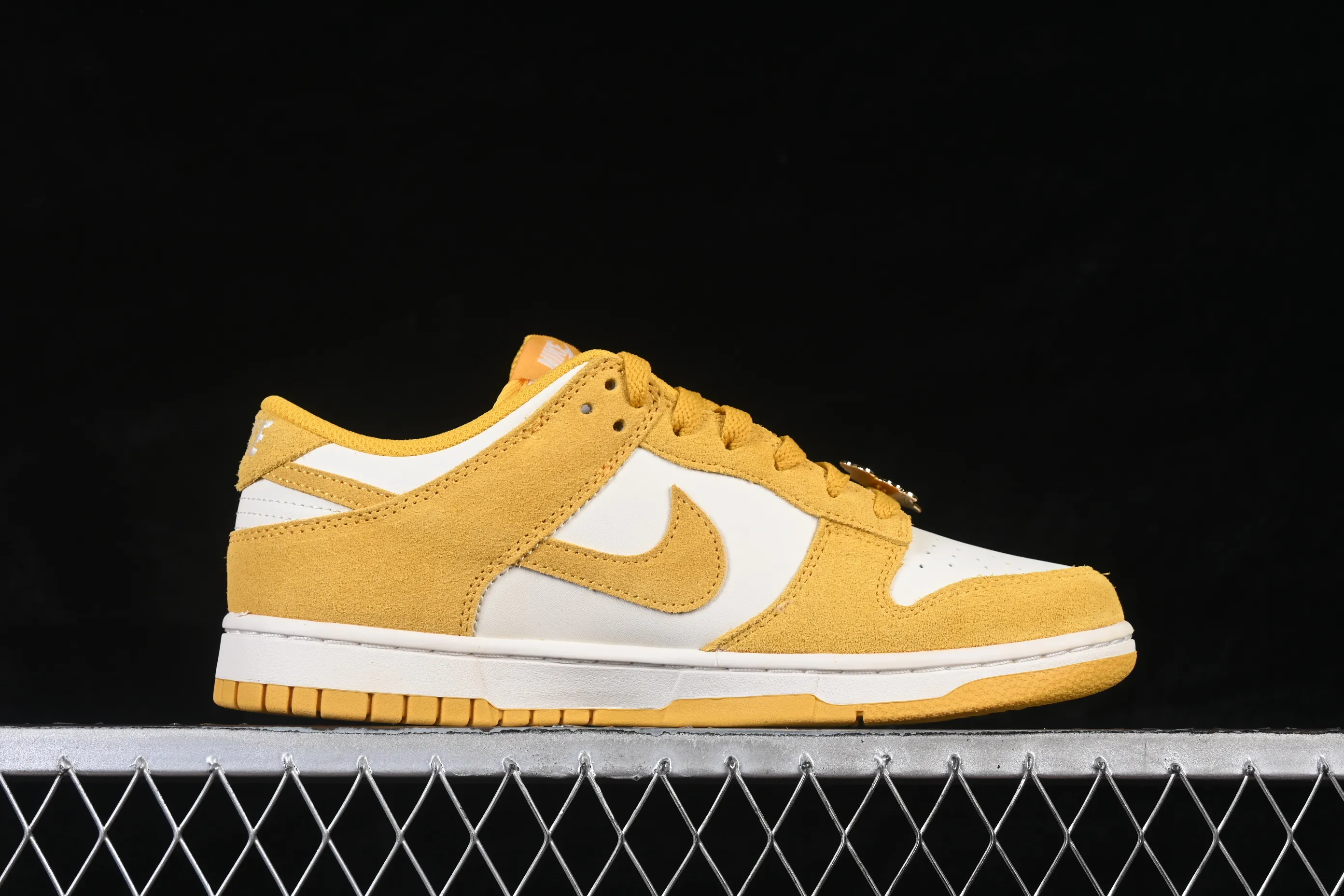 All Categories Nk SB Dunk Series Nk SB Dunk Low Low-top sneakers Nike SB Dunk Low Year of the Horse White and Yellow Low-top casual sneakers IB4417-101